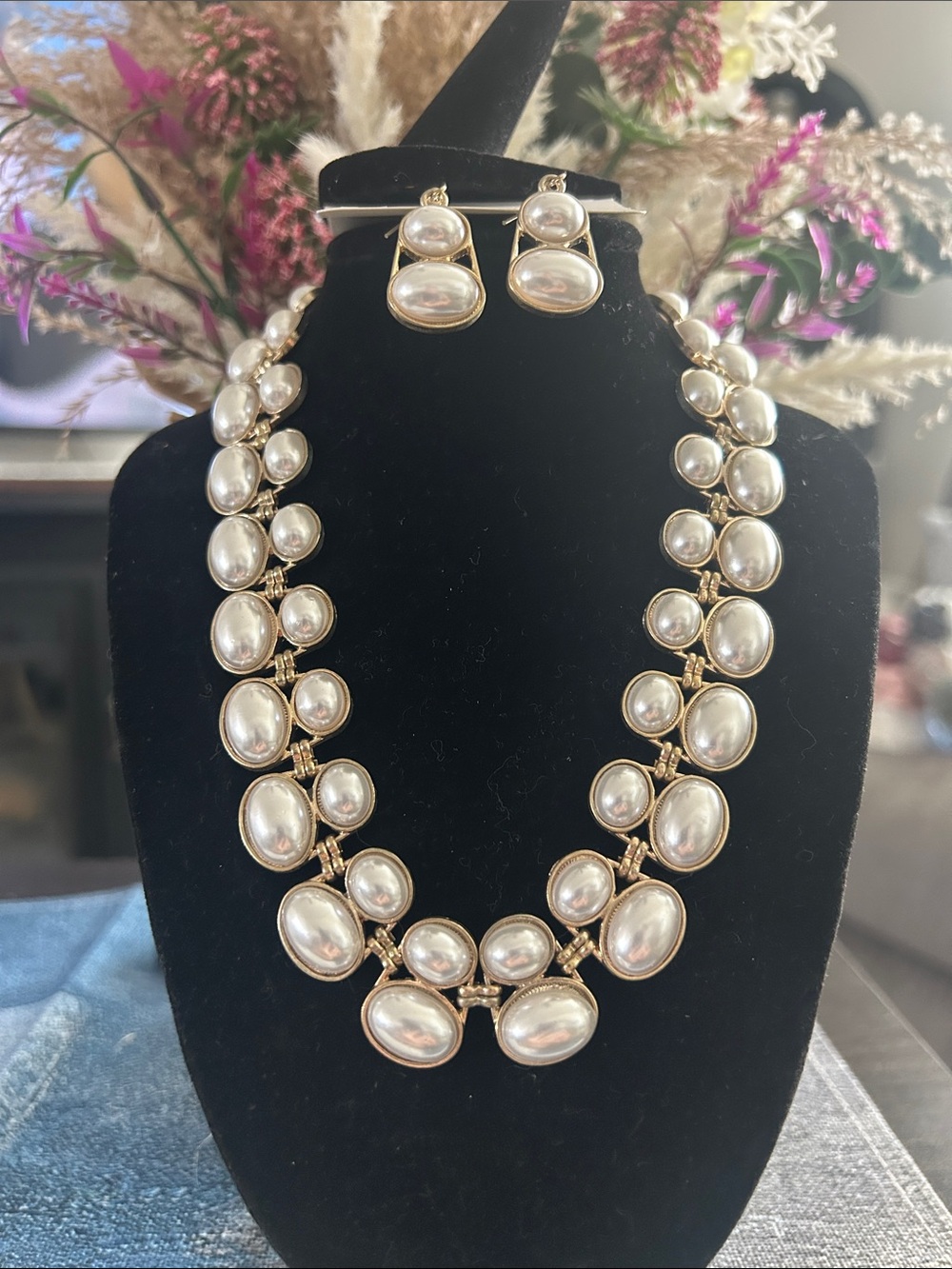 Gold-Tone Pearl Bib Necklace and Drop Earrings - Cream Pearlescent